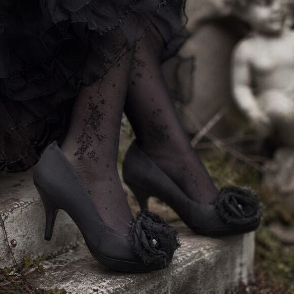 VINTAGE Moda Spana black heel pump 3D black rose appliques whimsy goth size 8.5